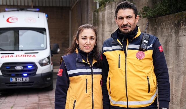 Sağlıkçı çift aynı ambulansta hastaların yardımına koşuyor
