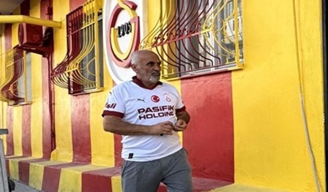 Sarı-kırmızı "sevgisini" evinin duvarına yansıttı