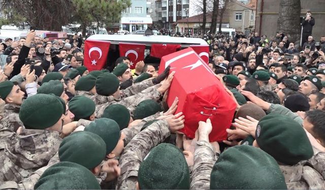 Şehit polis, görev arkadaşlarının omzunda dualarla uğurlandı