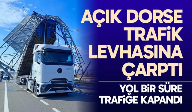 Açık dorse trafik levhasına çarptı
