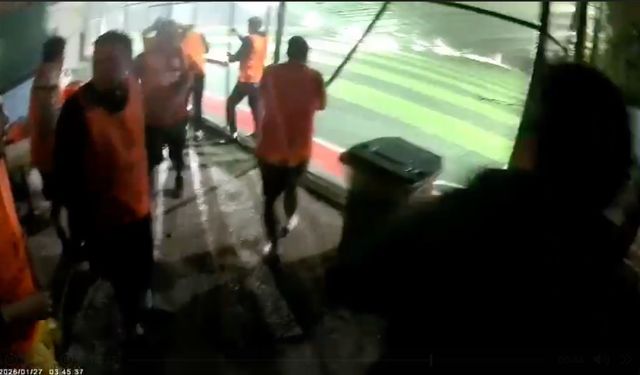 Halı sahada panik! Canlarını zor kurtardılar