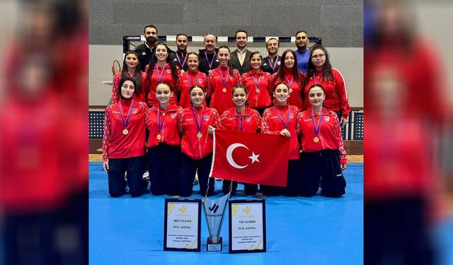 Türkiye Kadın Hokey Milli Takımı şampiyonluk kürsüsünde