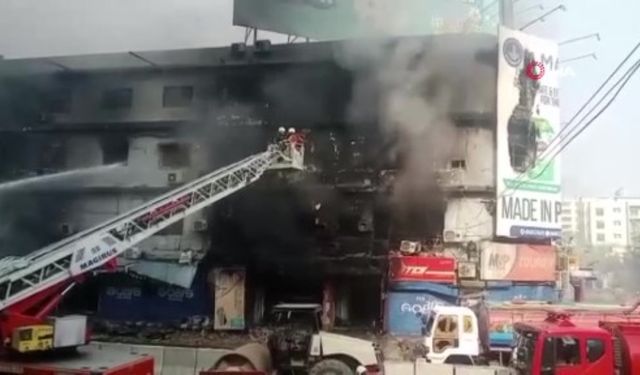 Pakistan'da alışveriş merkezinde yangın! 1'i itfaiye eri 6 ölü