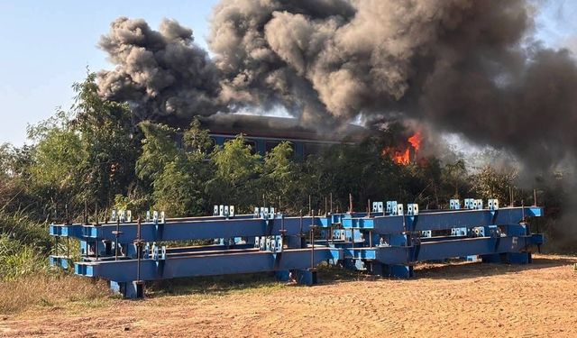 Tayland'da yolcu treninin üzerine vinç devrildi: 22 ölü, 55 yaralı