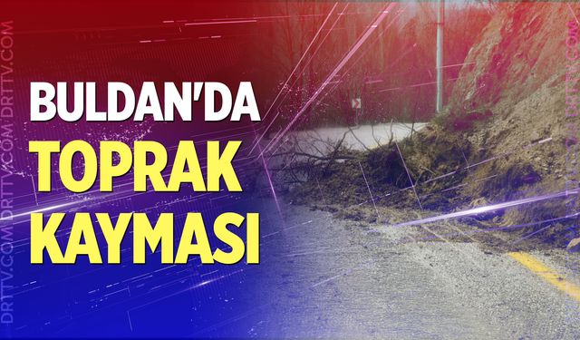 Buldan'da toprak kayması yolları kapattı