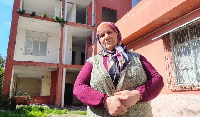 Ağır hasarlı bina yıkılmadı, 10 kişilik aile ölüm korkusuyla yaşıyor