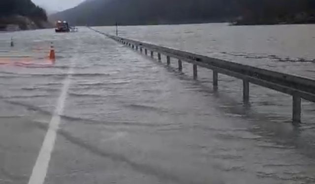 Yeni Antalya-Konya Karayolu yoğun yağıştan ulaşıma kapandı