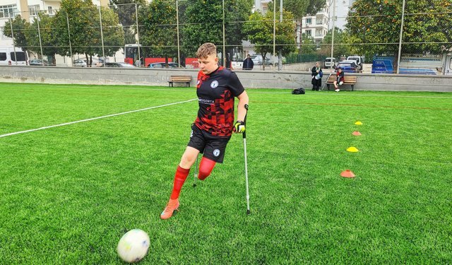 Deprem futbol aşkını bitiremedi