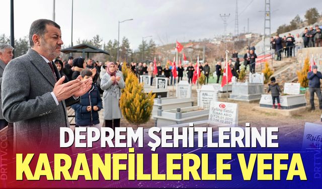Başkan Çavuşoğlu’ndan deprem şehitlerine karanfillerle vefa