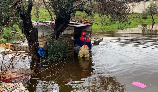 İtfaiye eri vatandaşı sırtında taşıdı