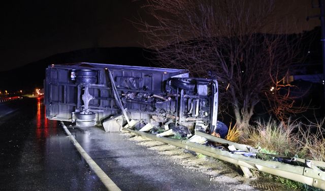 Kamyon bariyerlerde askıda kaldı, sürücü hafif yaralandı