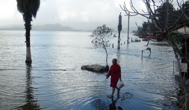 Kaplıca sular altında, vatandaşlar şifa peşinde