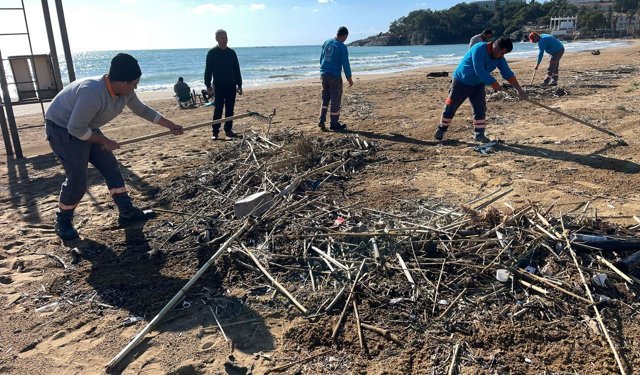 Fırtına sonrası plajlarda temizlik yapıldı