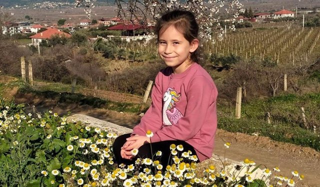 Bademler çiçek açtı papatyalar tarlaları süsledi