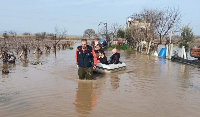 Su baskınında mahsur kalan 4’ü çocuk 5 kişi kurtarıldı