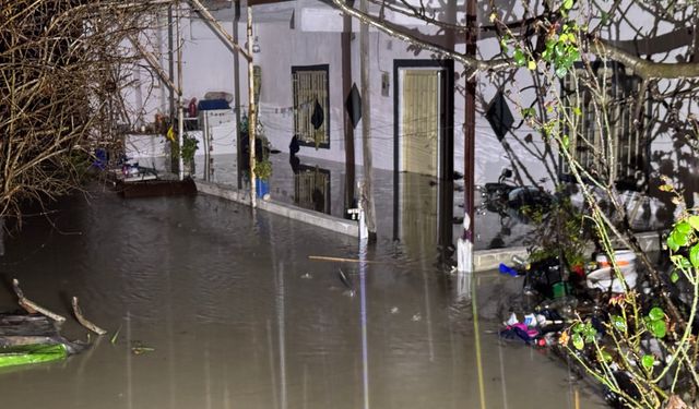 Seydikemer'de su baskını: Evler tahliye edildi