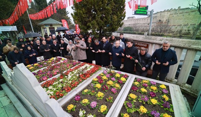 Eski Başbakan Necmettin Erbakan kabri başında anıldı