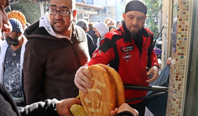 Gizli hayırseverin ücretsiz pide kuyruğu