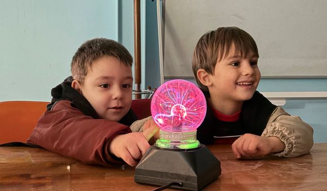 Minikler 'Tesla Bobini' ile bilimin izini sürdü