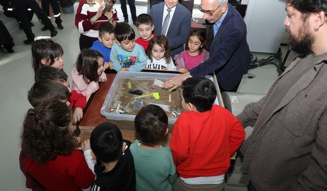 PAÜ’de anlamlı etkinlik: Minik bilim insanlarından yer bilimine yolculuk