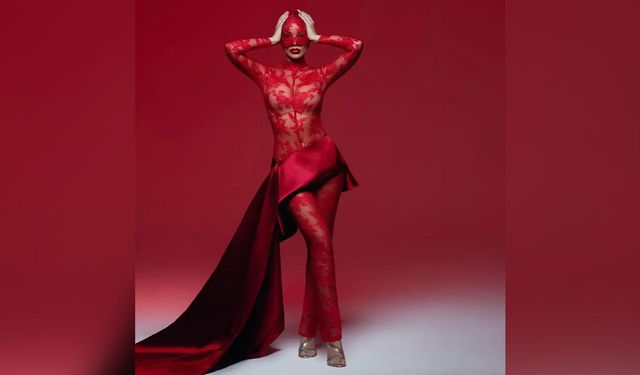 Petek Dinçöz kırmızı dantel elbisesiyle sosyal medyayı salladı