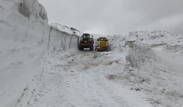 Türkiye-İran sınır hattında karla mücadele çalışması