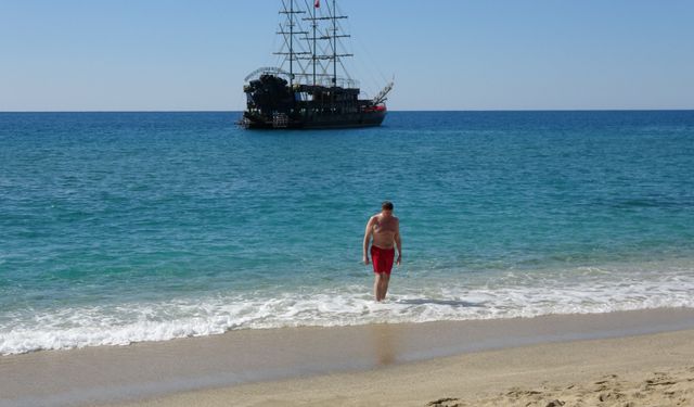 Antalya Alanya'da mart ayında denize girdiler...