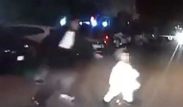 Annesinin elinden kaçıp yola koşan çocuk kazadan kurtuldu