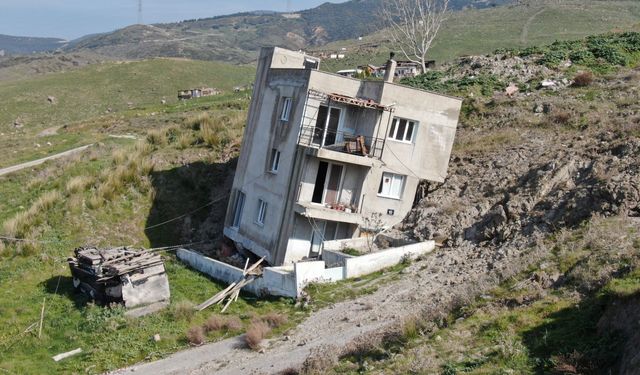 Çöp tesisinin neden olduğu heyelan mahalleyi yutuyor