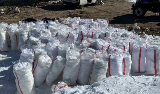 Dondurucu zirvede toplanan kar, yazın serinleten lezzete dönüşüyor