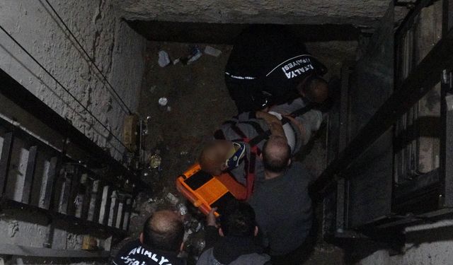 Arızalanan asansörü kontrol etmek isterken...