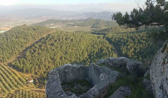 Kaya mezara defineciler tarafından zarar verildi