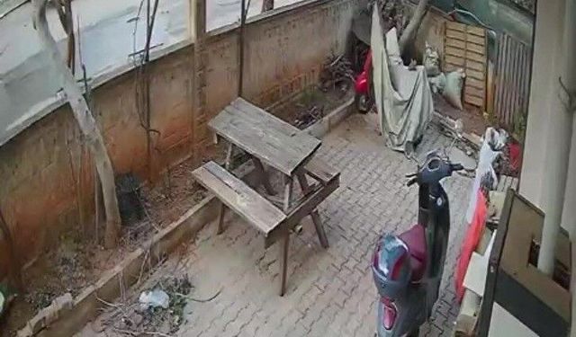 iki motosikletlinin yola savrulduğu kaza kameraya yansıdı