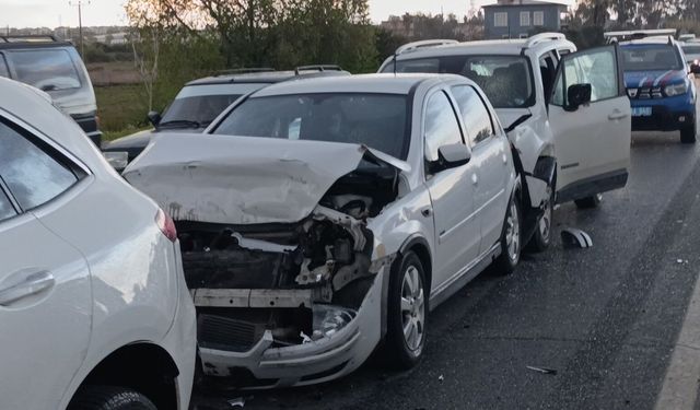Kırmızı ışıkta bekleyen araçlara çarpıp olay yerinden ayrıldı