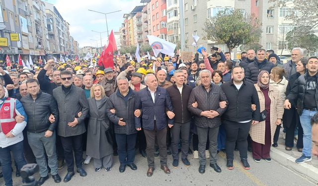 Soma'da yüzlerce maden işçisi şehir merkezine yürüdü