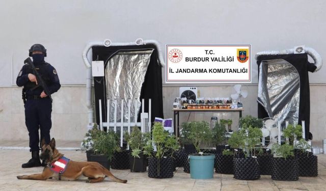 Evini uyuşturucu imalathanesine çevirdi