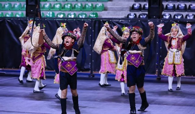 Denizli'de halk oyunları şöleni izleyenleri mest etti