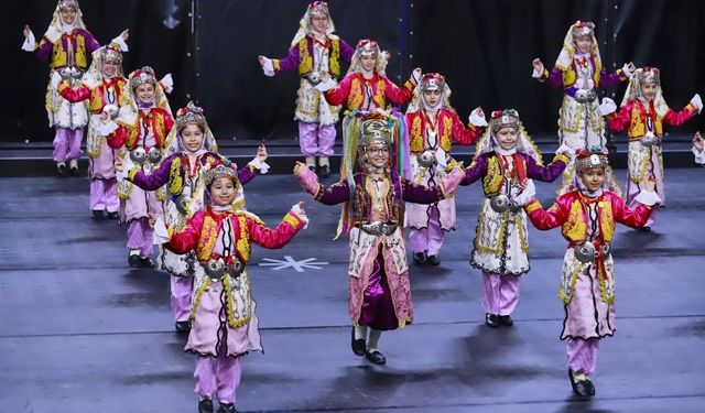 Halk oyunlarında okullar sahne aldı