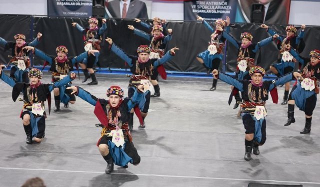 Buldan’da Halk Oyunları Şöleni: 25 Ekipten Unutulmaz Gösteri