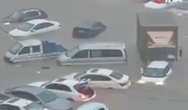 Çin felaketi yaşıyor! Araçlar sular altında kaldı