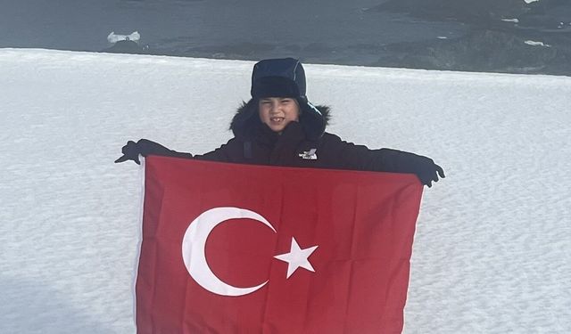 7 yaşındaki Pars, Güney Kutbu’nda Türk bayrağı açtı