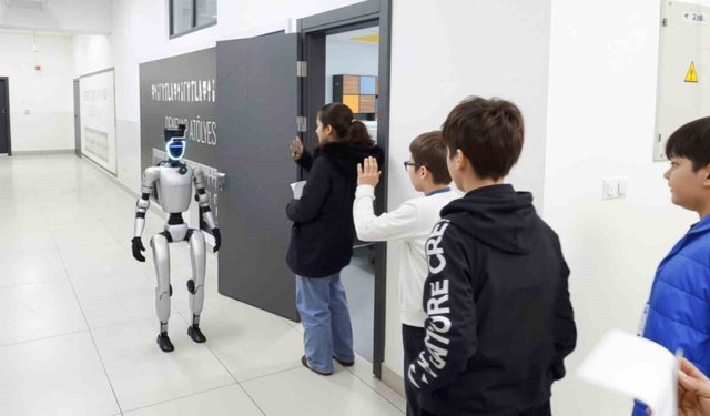 Sınava giren öğrencileri insansı robot karşılıyor