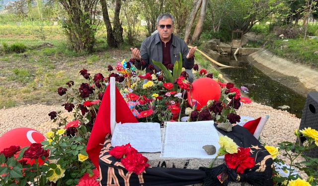 Adnan’ın mezarlarına bırakılan notlar duygulandırdı
