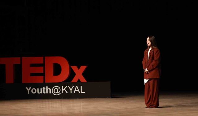 Genç Sanatçı Afra TEDxYouth Sahnesindeydi