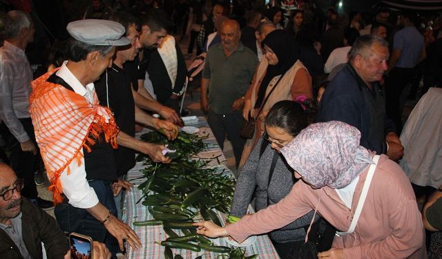 Çocukluğunda yediği salatalığı unutamayan muhtar 1 ton salatalık dağıttı