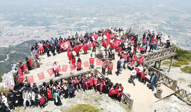 Gençler Spil'in zirvesinde ay yıldızlı bayrakla buluştu