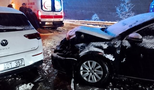 Üç aracın karıştığı kazada 8 kişi yaralandı