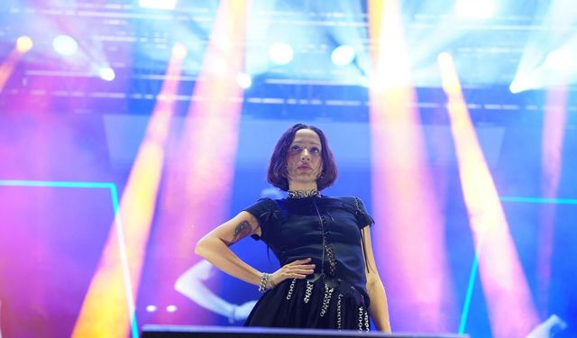 Zeynep Bastık sahneyi salladı