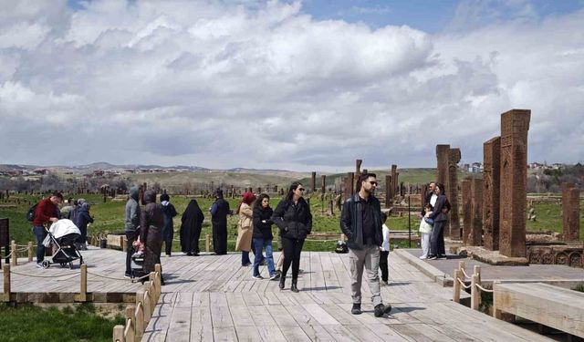 Dünyanın en büyük tarihi İslam mezarlığında ziyaretçi yoğunluğu