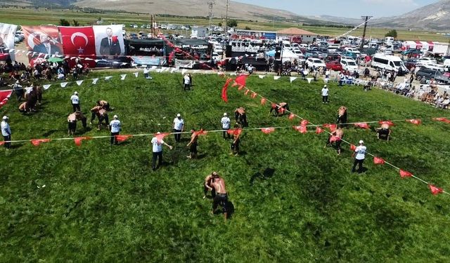 Afyonkarahisar’da ata sporu coşkusu: Pehlivanlar er meydanına çıktı